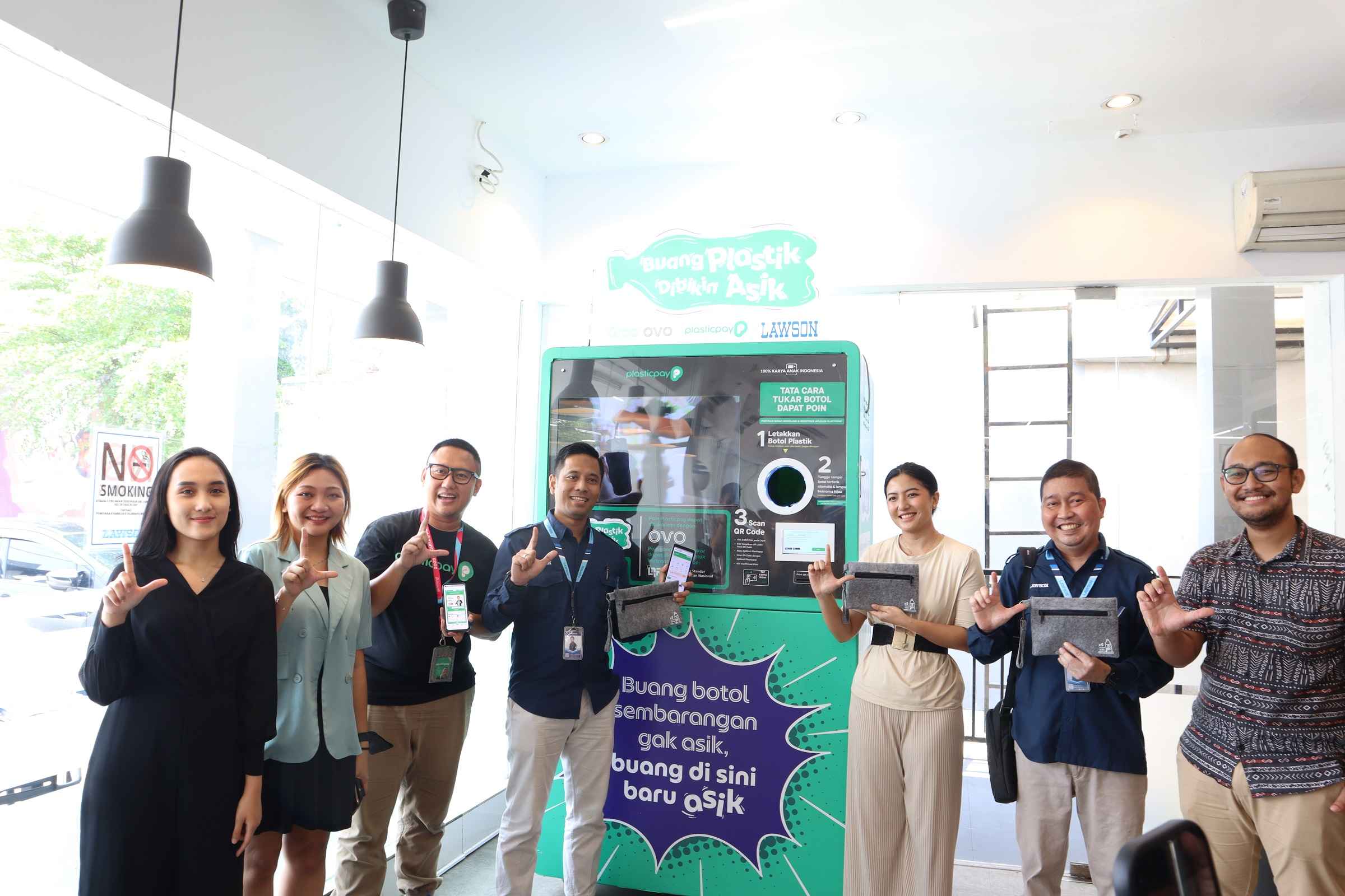 Lawson Station-Grab Kolaborasi Menghadirkan Mesin Penukaran Botol: Tukar Sampahmu dengan Poin!